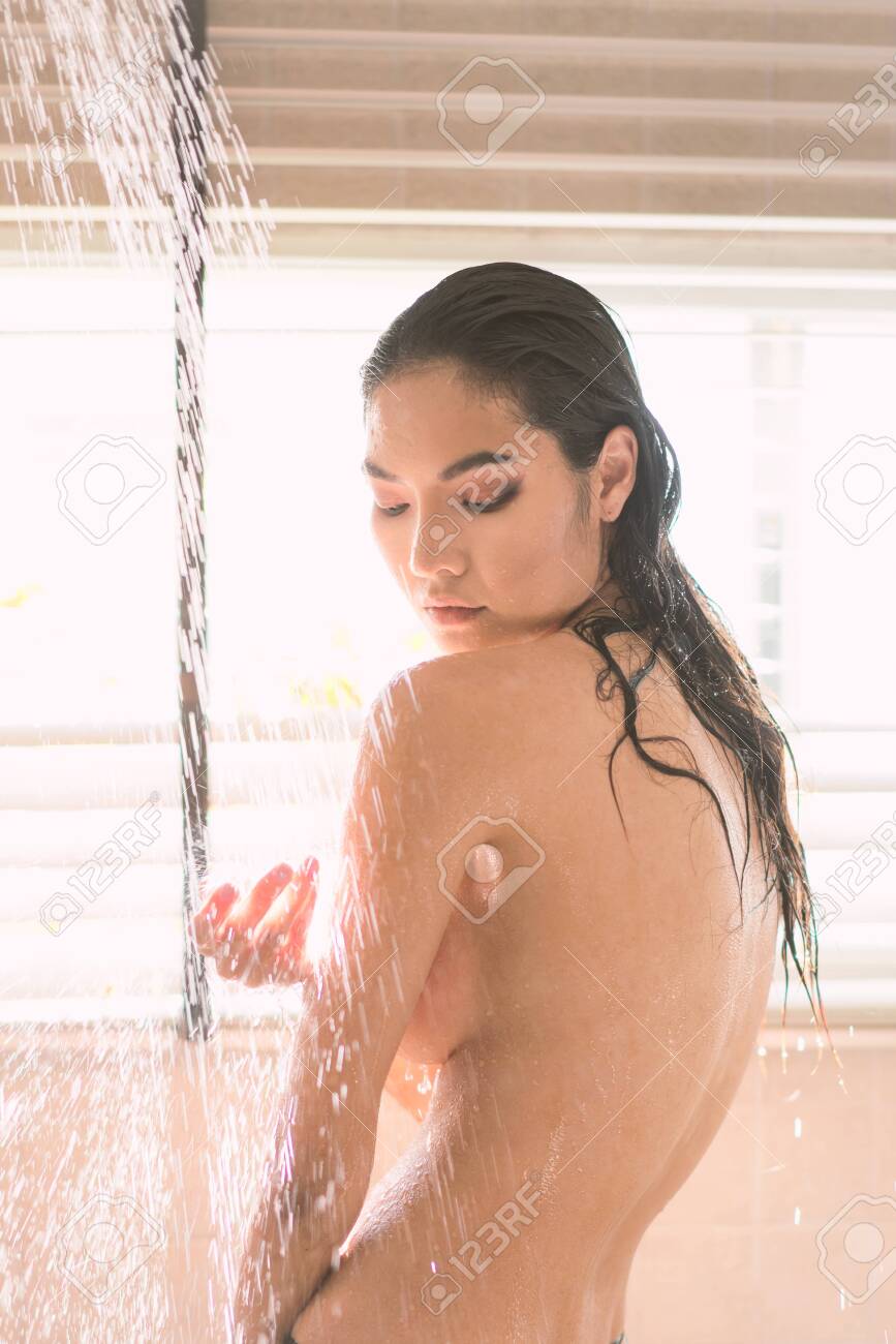 nude women showering