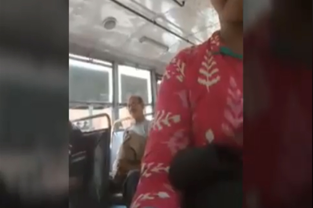 bobbie flanders recommends Masturbating In Public Bus