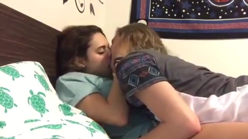 amateur lesbians kissing porn