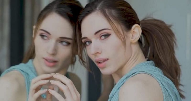 amouranth fuck machine - naked super skinny milf catfight