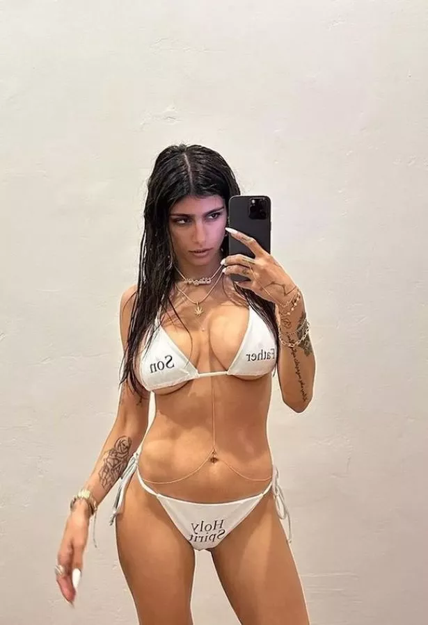 mia khalifa thong