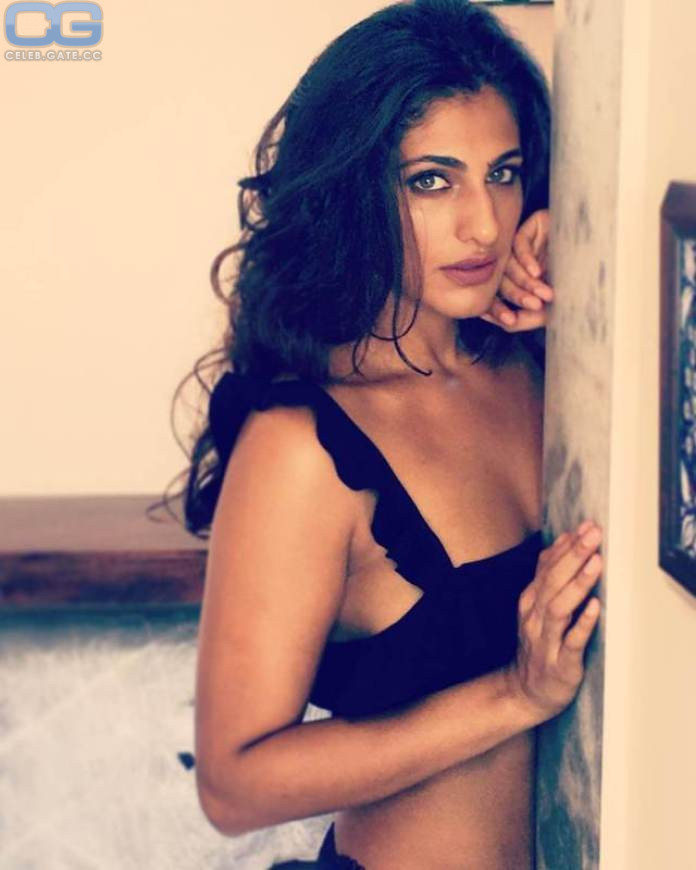 dorothy marr recommends kubbra sait nude pic