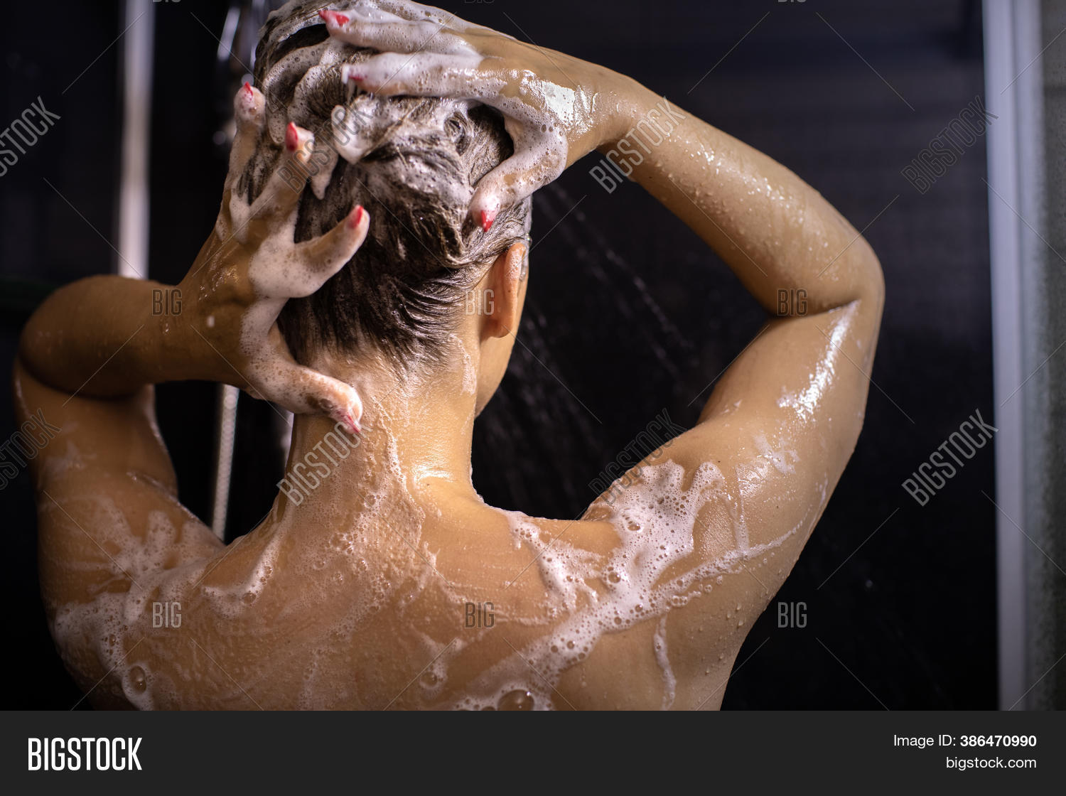 naked women bathing